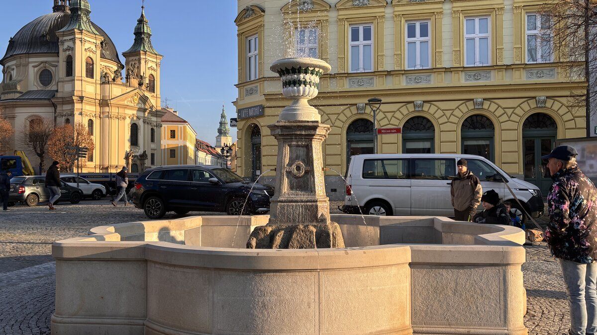 V Kroměříži opravili kašnu, od jara má dělat lidem radost